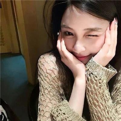 霓虹灯下的圣教士